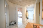 Flur - DIETZ: Gepflegte 4-Zimmer-Dachgeschosswohnung mit 2 Balkonen, Garage und Einbauküche VHB Gr-Zimmern!