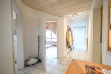 DIETZ: Gepflegte 4-Zimmer-Dachgeschosswohnung mit 2 Balkonen, Garage und Einbauküche VHB Gr-Zimmern! - Flur (670065)