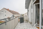 Balkon 1 von 2 - DIETZ: Gepflegte 4-Zimmer-Dachgeschosswohnung mit 2 Balkonen, Garage und Einbauküche VHB Gr-Zimmern!