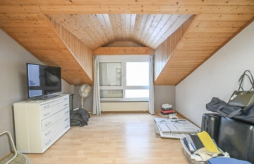 DIETZ: Gepflegte 4-Zimmer-Dachgeschosswohnung mit 2 Balkonen, Garage und Einbauküche VHB Gr-Zimmern! - Schlafzimmer 2 (670055)