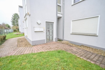 DIETZ: Gepflegte 4-Zimmer-Dachgeschosswohnung mit 2 Balkonen, Garage und Einbauküche VHB Gr-Zimmern! - Eingangsbereich (670067)