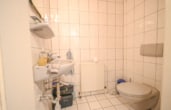 Gäste-WC - DIETZ: Gepflegte 4-Zimmer-Dachgeschosswohnung mit 2 Balkonen, Garage und Einbauküche VHB Gr-Zimmern!