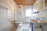 Tageslichtbadezimmer mit Wanne - DIETZ: Gepflegte 4-Zimmer-Dachgeschosswohnung mit 2 Balkonen, Garage und Einbauküche VHB Gr-Zimmern!