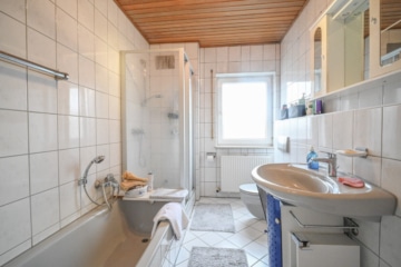 DIETZ: Gepflegte 4-Zimmer-Dachgeschosswohnung mit 2 Balkonen, Garage und Einbauküche VHB Gr-Zimmern! - Tageslichtbadezimmer mit Wanne (670059)