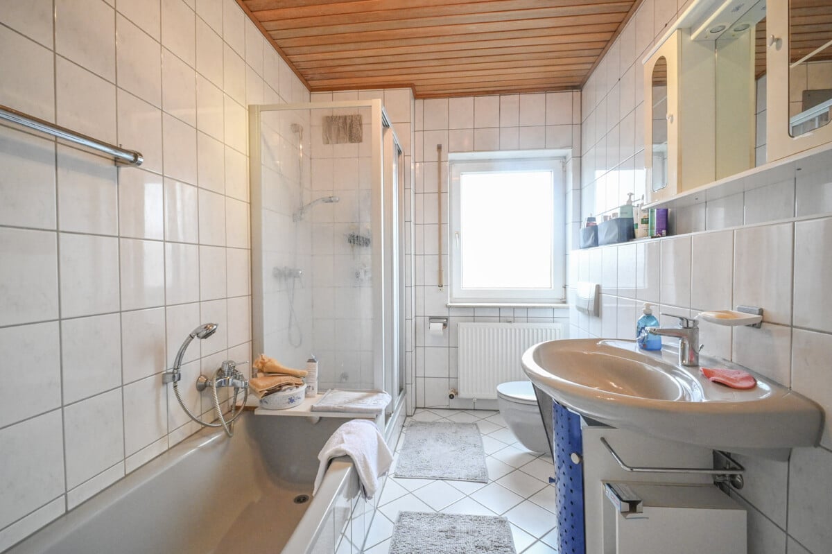 Tageslichtbadezimmer mit Wanne