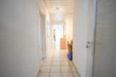 Flur - DIETZ: Gepflegte 4-Zimmer-Dachgeschosswohnung mit 2 Balkonen, Garage und Einbauküche VHB Gr-Zimmern!