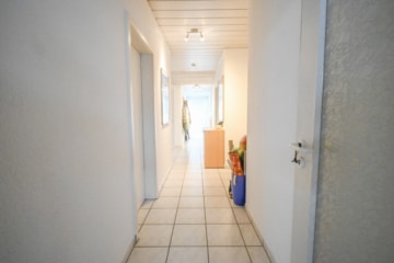 DIETZ: Gepflegte 4-Zimmer-Dachgeschosswohnung mit 2 Balkonen, Garage und Einbauküche VHB Gr-Zimmern! - Flur (670063)