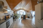 Offener Wohn- und Essbereich - DIETZ: Gepflegte 4-Zimmer-Dachgeschosswohnung mit 2 Balkonen, Garage und Einbauküche VHB Gr-Zimmern!