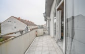 Balkon 2 von 2 - DIETZ: Gepflegte 4-Zimmer-Dachgeschosswohnung mit 2 Balkonen, Garage und Einbauküche VHB Gr-Zimmern!