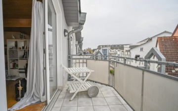 DIETZ: Gepflegte 4-Zimmer-Dachgeschosswohnung mit 2 Balkonen, Garage und Einbauküche VHB Gr-Zimmern! - Balkon 1 von 2 (670049)