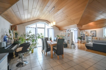 DIETZ: Gepflegte 4-Zimmer-Dachgeschosswohnung mit 2 Balkonen, Garage und Einbauküche VHB Gr-Zimmern! - Offener Wohn- und Essbereich (670047)