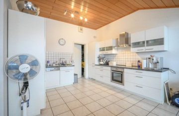 DIETZ: Gepflegte 4-Zimmer-Dachgeschosswohnung mit 2 Balkonen, Garage und Einbauküche VHB Gr-Zimmern! - Einbauküche (670052)