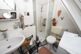 Tageslichtbad mit Dusche - DIETZ: 1-Zimmer-Dachgeschosswohnung mit Küchenzeile im 5. Oberrgeschoss – OHNE AUFZUG nur 1 Person!