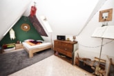 Schlafbereich - DIETZ: 1-Zimmer-Dachgeschosswohnung mit Küchenzeile im 5. Oberrgeschoss – OHNE AUFZUG nur 1 Person!