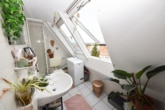 Tageslichtbad mit Dusche - DIETZ: 1-Zimmer-Dachgeschosswohnung mit Küchenzeile im 5. Oberrgeschoss – OHNE AUFZUG nur 1 Person!