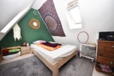 Schlafbereich - DIETZ: 1-Zimmer-Dachgeschosswohnung mit Küchenzeile im 5. Oberrgeschoss – OHNE AUFZUG nur 1 Person!
