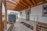 Carport eigener Eingang - DIETZ: Gepflegte 3-Zimmerwohnung im 1.OG mit Balkon in Langstadt, Babenhausen nahe des Feldes!