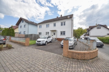 DIETZ: Gepflegte 3-Zimmerwohnung im 1.OG mit Balkon in Langstadt, Babenhausen nahe des Feldes! - Außenansicht (676106)