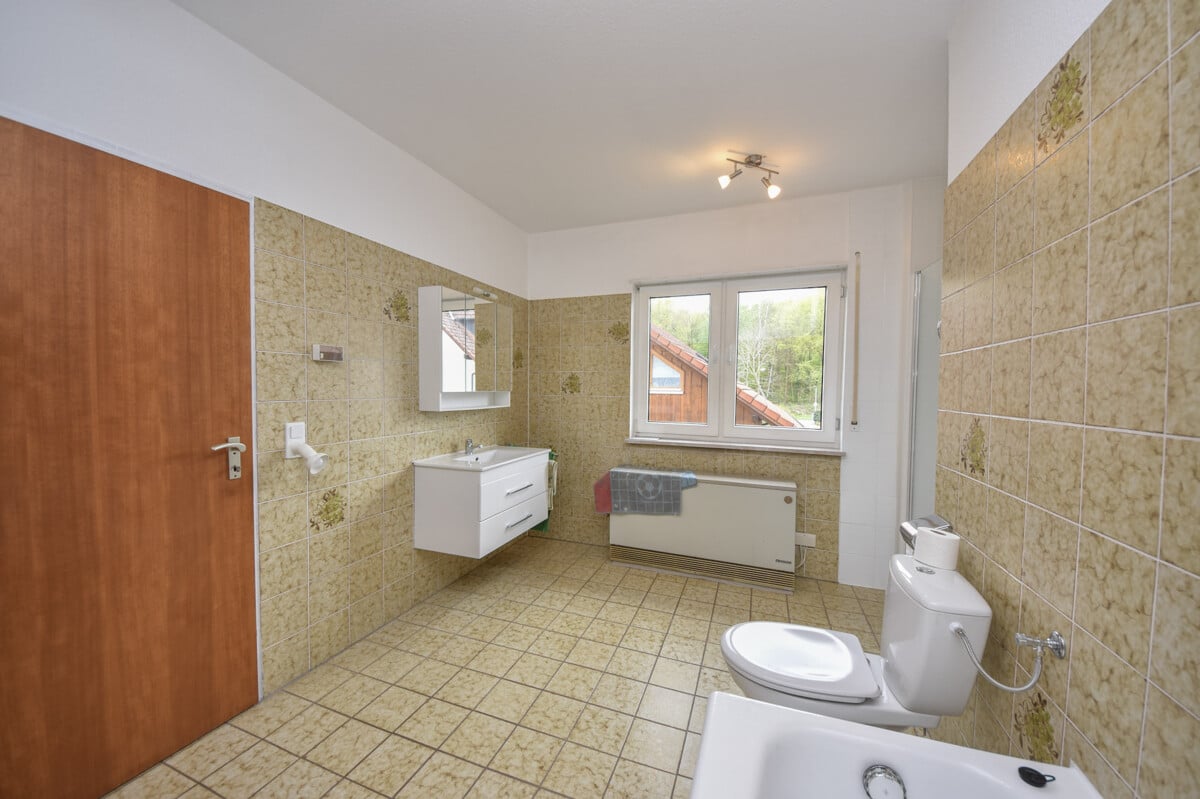 Tageslichtbadezimmer mit Dusche und Wanne