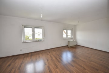 DIETZ: Gepflegte 3-Zimmerwohnung im 1.OG mit Balkon in Langstadt, Babenhausen nahe des Feldes! - Wohnzimmer (676090)