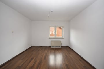 DIETZ: Gepflegte 3-Zimmerwohnung im 1.OG mit Balkon in Langstadt, Babenhausen nahe des Feldes! - Schlafzimmer 1 von 2 (676094)