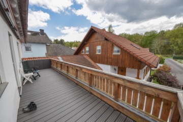 DIETZ: Gepflegte 3-Zimmerwohnung im 1.OG mit Balkon in Langstadt, Babenhausen nahe des Feldes! - Großer Balkon (676103)