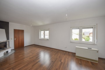 DIETZ: Gepflegte 3-Zimmerwohnung im 1.OG mit Balkon in Langstadt, Babenhausen nahe des Feldes! - Wohnzimmer (676091)