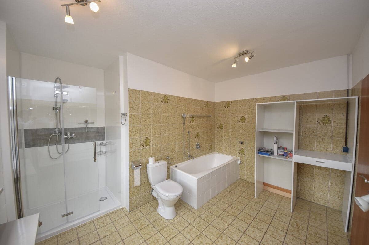 Tageslichtbadezimmer mit Dusche und Wanne