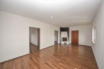 DIETZ: Gepflegte 3-Zimmerwohnung im 1.OG mit Balkon in Langstadt, Babenhausen nahe des Feldes! - Wohnzimmer (676092)