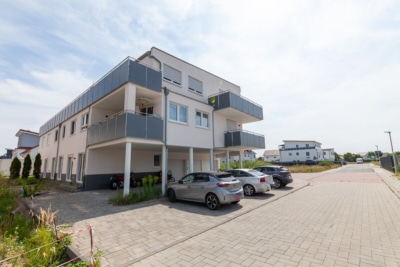DIETZ: NEUBAU 3-Zimmer-Wohnung im 2. Obergeschoss mit herrlichem Weitblick – Feldrandlage! - Außenansicht (701232)