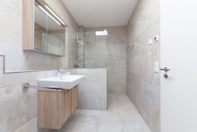DIETZ: NEUBAU 3-Zimmer-Wohnung im 2. Obergeschoss mit herrlichem Weitblick – Feldrandlage! - mit barrierearmer Dusche (701241)