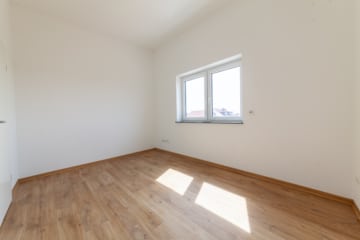 DIETZ: NEUBAU 3-Zimmer-Wohnung im 2. Obergeschoss mit herrlichem Weitblick – Feldrandlage! - Schlafzimmer 2 von 2 (655533)