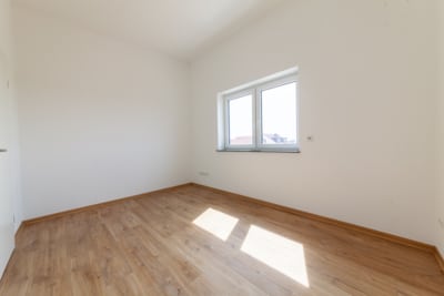DIETZ: NEUBAU 3-Zimmer-Wohnung im 2. Obergeschoss mit herrlichem Weitblick – Feldrandlage! - Schlafzimmer 2 von 2 (701243)