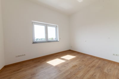 DIETZ: NEUBAU 3-Zimmer-Wohnung im 2. Obergeschoss mit herrlichem Weitblick – Feldrandlage! - Schlafzimmer 1 von 2 (701242)