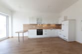 Küche gegen Abstand übernehmbar - DIETZ: NEUBAU 3-Zimmer-Wohnung im 2. Obergeschoss mit herrlichem Weitblick – Feldrandlage!