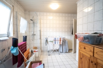 Gepflegte 3-Zimmer-Wohnung mit Balkon und Stellplatz in Fränkisch-Crumbach – Ruhige Lage! - Tageslicht Duschbad (647225)