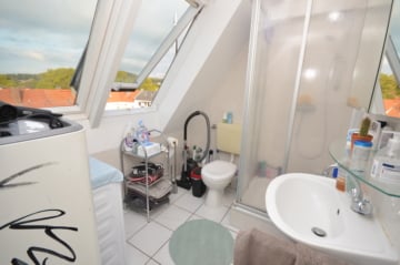 DIETZ: Voll-möbliertes 1-Zimmer-Dachgeschosswohnung im 5. Oberrgeschoss – OHNE AUFZUG! - Tageslichtbad Dusche Waschmaschine (665165)