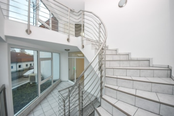 DIETZ: Moderne und lichtdurchflutete Büroetage im 2. Obergeschoss mit über 40m² großen Dachterrasse! - Treppenaufgang (650636)