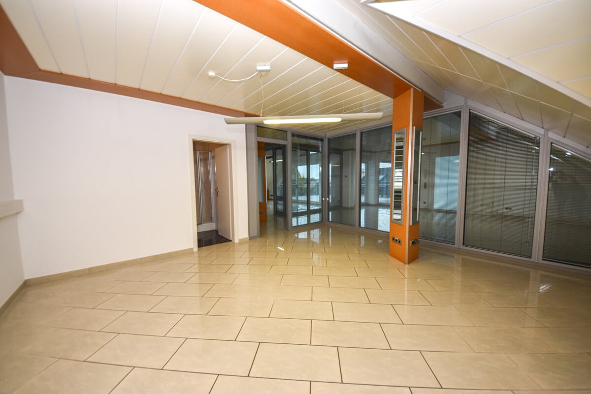 Büro mit Badzugang