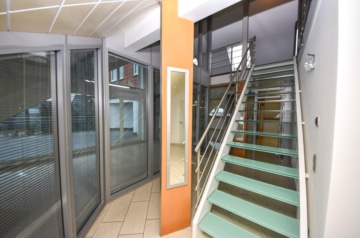 DIETZ: Moderne und lichtdurchflutete Büroetage im 2. Obergeschoss mit über 40m² großen Dachterrasse! - Zugang Spitzboden (650634)