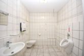 Herren WC - DIETZ: Moderne und lichtdurchflutete Büroetage im 2. Obergeschoss mit über 40m² großen Dachterrasse!