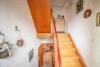DIETZ: Gemütliches Einfamilienhaus mit Nebengebäude und Hof in Babenhausen! - Treppenaufgang