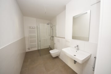 DIETZ: HAUS PAULA! 2-Zimmer-Erdgeschoss Neubauwohnung! Bis zu 2 Tiefgaragenstellplätze anmietbar! - Duschbadezimmer (649568)