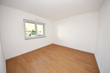 DIETZ: HAUS PAULA! 2-Zimmer-Erdgeschoss Neubauwohnung! Bis zu 2 Tiefgaragenstellplätze anmietbar! - Schlafzimmer 1 von 1 (649569)