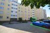DIETZ: Einzugsbereite 1-Zimmer-Wohnung mit EInbauküche und PKW-Stellplatz! - PKW-Stellplatz und Hauseingang
