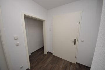 Neuwertige 3 Zi-Wohnung im 1. OG mit Personenaufzug, Kellerraum und 2 PKW – Stellplätzen in Messel! - Flur (677592)
