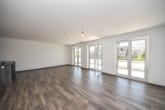 Offener Wohn- Ess- und Kochbereich - Neuwertige 3 Zi-Wohnung im 1. OG mit Personenaufzug, Kellerraum und 2 PKW – Stellplätzen in Messel!
