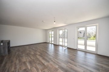 Neuwertige 3 Zi-Wohnung im 1. OG mit Personenaufzug, Kellerraum und 2 PKW – Stellplätzen in Messel! - Offener Wohn- Ess- und Kochbereich (677579)