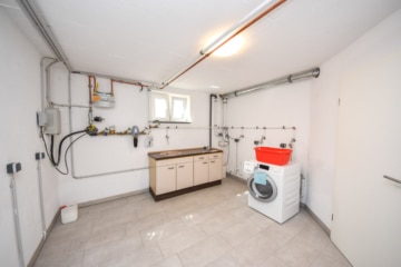 Neuwertige 3 Zi-Wohnung im 1. OG mit Personenaufzug, Kellerraum und 2 PKW – Stellplätzen in Messel! - Waschküche (677597)
