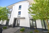 Außenansicht - Neuwertige 3 Zi-Wohnung im 1. OG mit Personenaufzug, Kellerraum und 2 PKW – Stellplätzen in Messel!